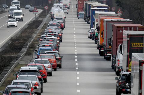 Eine Rettungsgasse wird auf einer Autobahn gebildet
