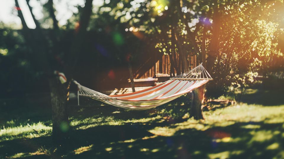 Zelten im Garten kann spannend für Kinder und romantisch für Erwachsene sein