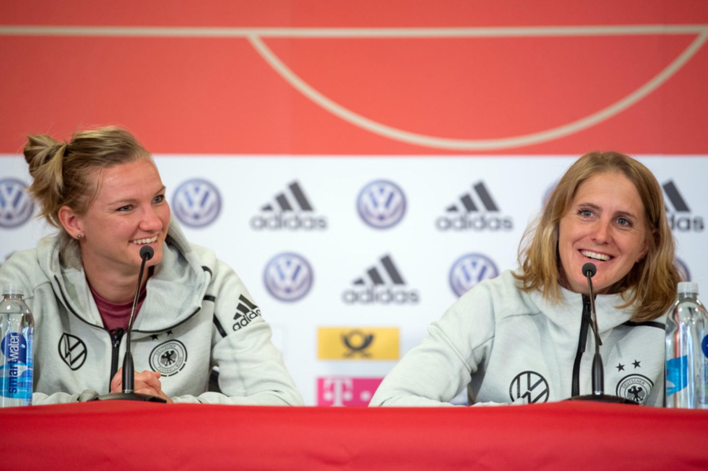 Fußball-WM der Frauen: Alexandra Popp und Britta Carlson bei der PK