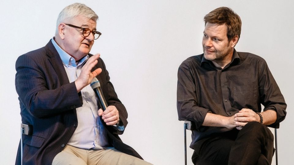 Grünen-Parteichef: Habeck mit Grünen-Veteran Joschka Fischer Habeck mit Grünen-Veteran Joschka Fischer