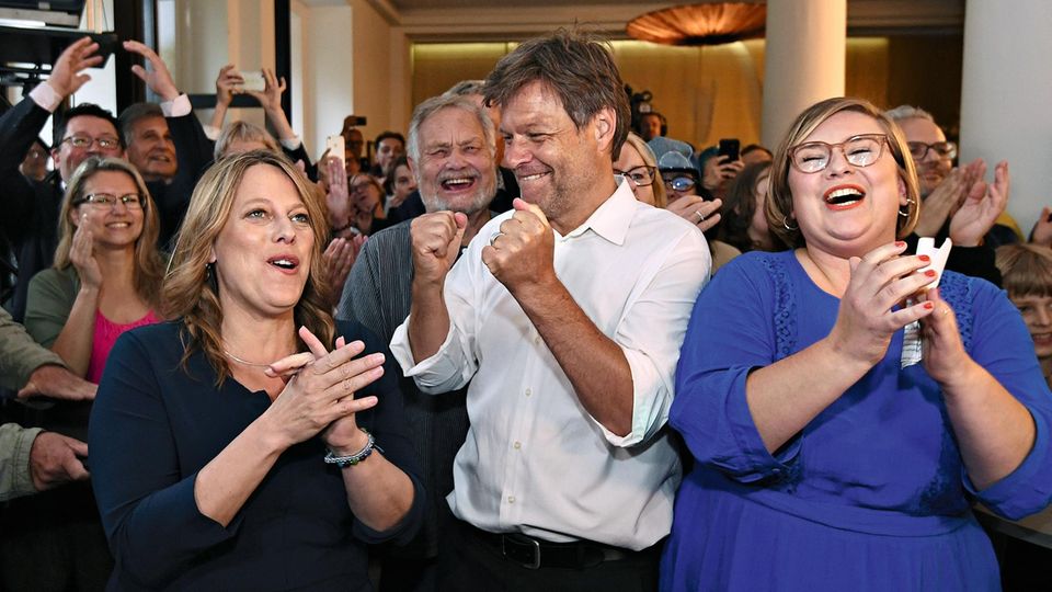 Grünen-Parteichef: Läuft auch in Bremen: Habeck auf der Wahlparty der Grünen mit der Spitzenkandidatin Maike Schaefer (links) Läuft auch in Bremen: Habeck auf der Wahlparty der Grünen mit der Spitzenkandidatin Maike Schaefer (links)