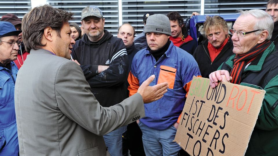 Grünen-Parteichef: Kompromisse auch mal gegen die reine Lehre der Grünen: Habeck in der Diskussion mit protestierenden Fischern Kompromisse auch mal gegen die reine Lehre der Grünen: Habeck in der Diskussion mit protestierenden Fischern