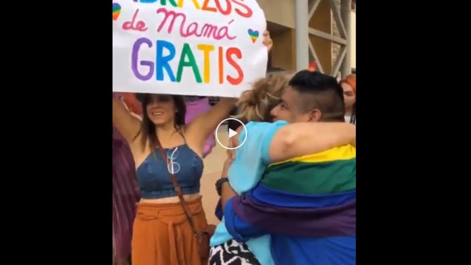 Hugs for everyone! Frau umarmt jungen Mann.