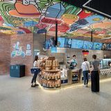 Von Discounterflair ist hier aber keine Spur. Die Ladeneinrichtung ist hochwertig, die Decke kunstvoll und Flatscreens zeigen besondere Angebote. Bezahlt wird ganz modern per Smartphone-App.