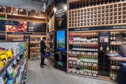 Aldi setzt in China nicht etwa auf besonders günstige Produkte, sondern auf hochwertige Importwaren wie Rindfleisch und Milch aus Australien, Wein aus Frankreich und Italien sowie Bioprodukte.