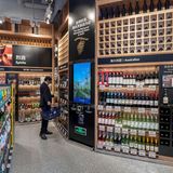 Aldi setzt in China nicht etwa auf besonders günstige Produkte, sondern auf hochwertige Importwaren wie Rindfleisch und Milch aus Australien, Wein aus Frankreich und Italien sowie Bioprodukte.