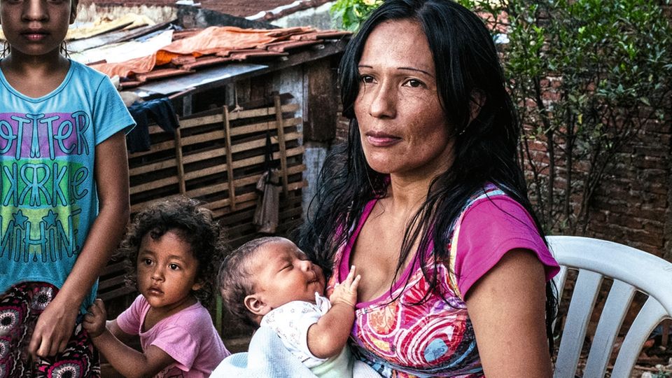 Rosas Mutter lebt in einem Slum Paraguays und hat drei weitere Kinder