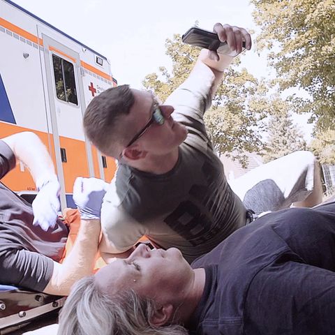 Gaffer macht Selfie mit verletzter Person (gestellt)