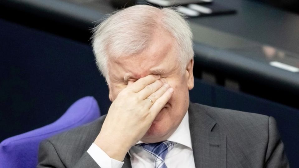 Kritik an Bundesinnenminister: Seehofer: "Man muss Gesetze kompliziert machen" –  Rezo: "Warte, warte, warte..."