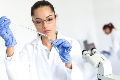 Wer etwas über seine Vorfahren herausfinden will, gibt bei Ancestry wertvolle DNA-Daten preis (Symbolbild)