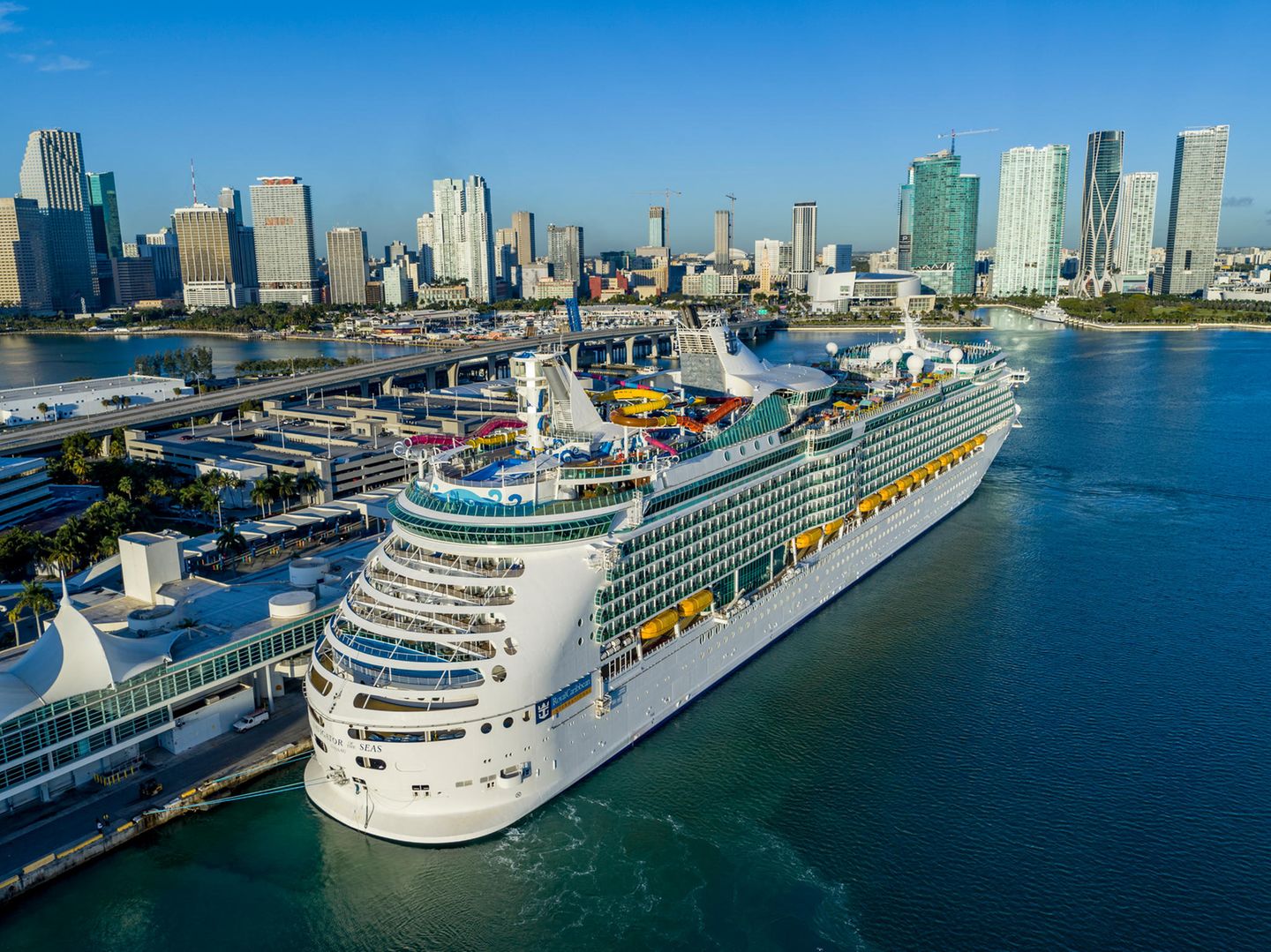 Hier gehen täglich bis zu 15.000 Passagiere an Bord: der Kreuzfahrthafen von Miami auf Dodge Island 