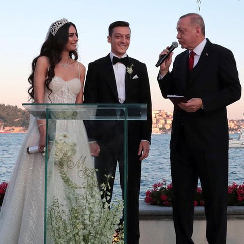 Recep Tayyip Erdogan (2.v.r), Präsident der Türkei, spricht auf der Hochzeit von Fußballer Mesut Özil und seiner Ehefrau, der Schauspielerin Amine Gülse (2.v.l). Im Hintergrund stehen Erdogans Ehefrau Emine (r.) sowie Ali Yerlikaya (l.), vorübergehender Bürgermeister von Istanbul.