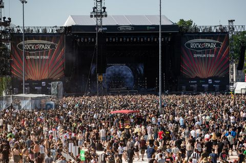Zahlreiche Besucher des Open-Air-Festivals "Rock im Park" stehen vor der Hauptbühne