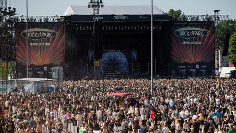 Zahlreiche Besucher des Open-Air-Festivals "Rock im Park" stehen vor der Hauptbühne
