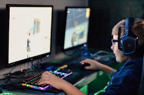 Junge spielt "Fortnite"