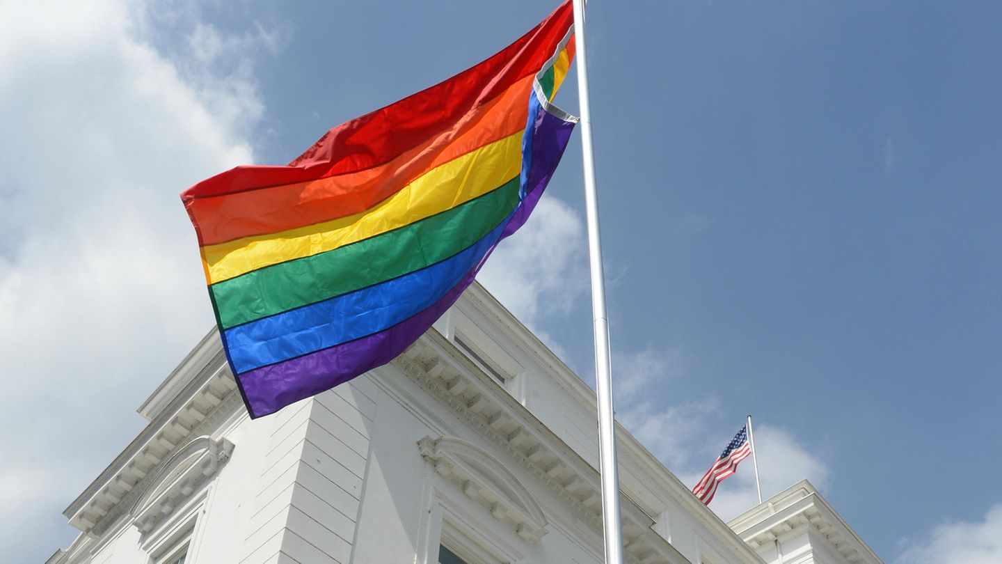 Regenbogenflagge US-Konsulat