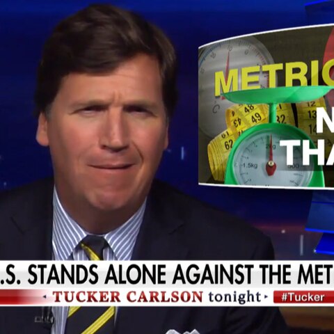 Die Aufmachung macht bereits klar, was der meinungsstarke Fox-News-Moderator Tucker Carlson vom metrischen System hält
