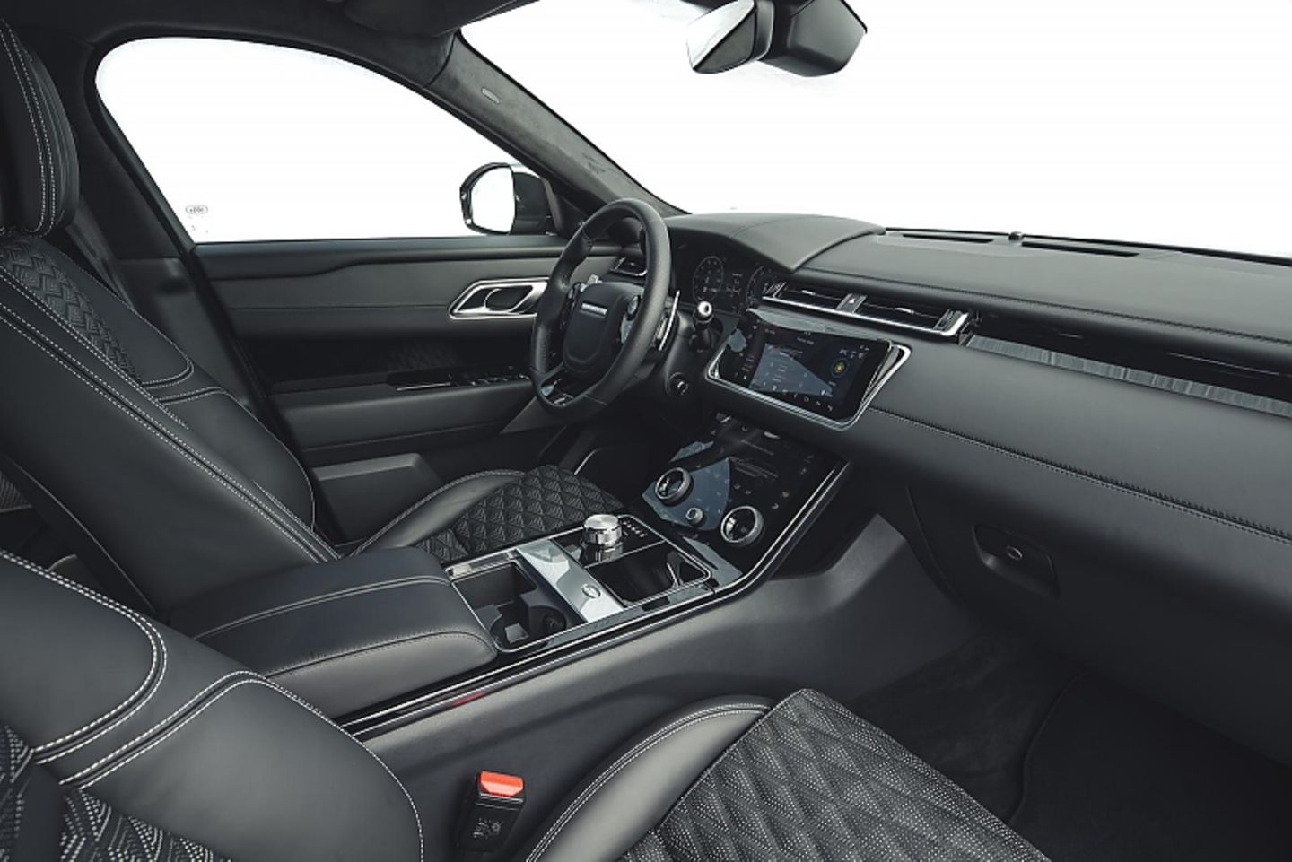 Das Cockpit im Range Rover Velar SV Autobiography funktioniert komplett digital