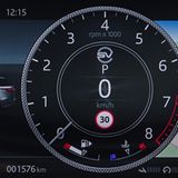 Im Zentrum des Kombielements steht beim Range Rover Velar SV Autobiography der Drehzahlmesser