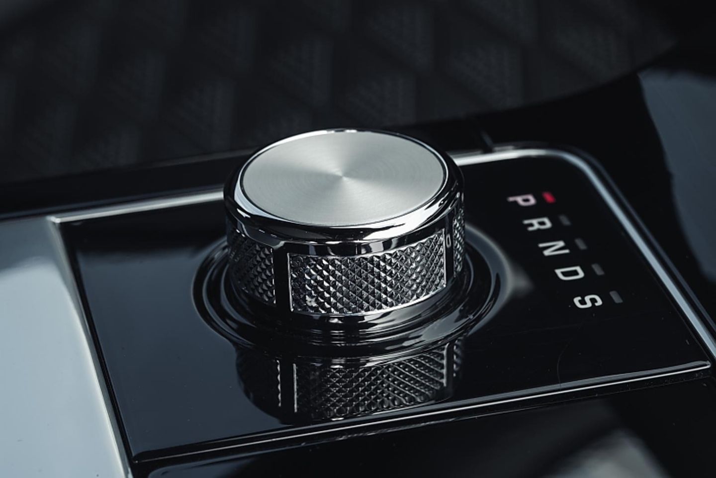 Die Automatik wird im Range Rover Velar SV Autobiography über einen Drehknopf in der Mittelkonsole bedient