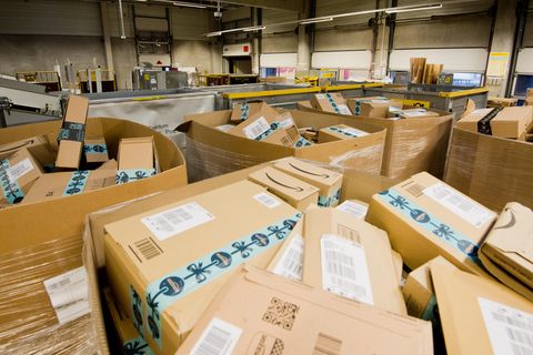 Pakete des Versandhändlers Amazon liegen in einem Paketzentrum von Deutsche Post und DHL in Hannover.