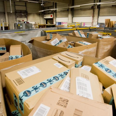 Pakete des Versandhändlers Amazon liegen in einem Paketzentrum von Deutsche Post und DHL in Hannover.