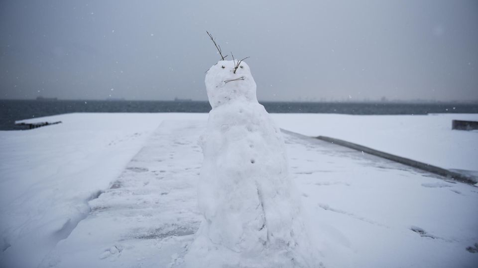 Ein Schneemann im verschneiten Thessaloniki