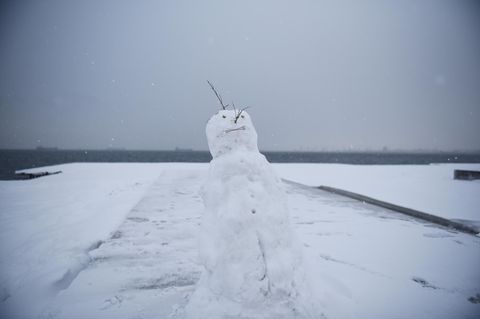 Ein Schneemann im verschneiten Thessaloniki