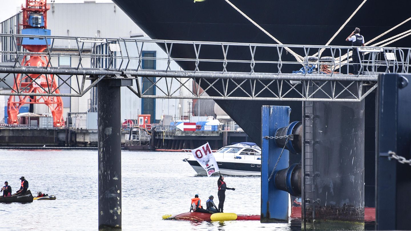 Klima: Umweltaktivisten kapern Kreuzfahrtschiff in Kiel - erst nach sechs Stunden kann es weiterfahren