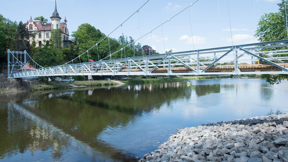 Nachrichten Deutschland Grimma Blick auf die Hängebrücke über der Mulde. Im Hintergrund ist die Gattersburg zu sehen.