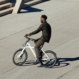 Das X2 nutzt kleine 24er Reifen und hat einen Gepäckträger vorn.