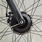 Der Motor treibt das Vorderrad an. An der Aufhängung der Schutzblechstrebe und der Verschraubung der Achse sieht man, wie sorgfältig die Details designed wurden.