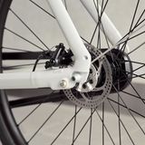 Der Metallknopf unten verriegelt das Hinterrad.