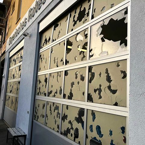 Kaputte Glasscheiben an den Toren der Rettungswache des Bayerischen Roten Kreuzes