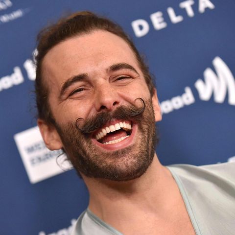 Jonathan Van Ness strahlt in die Kamera