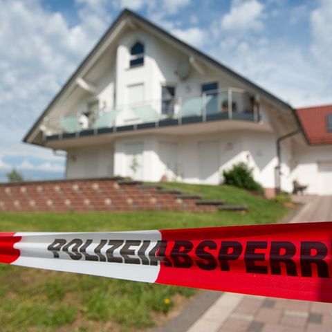 Tatort in Wolfhagen-Istha mit Polizeiabsperrung, der erschossenen Regierungspräsidenten Walter Lübcke, Abschiedsbrief und Kerzen