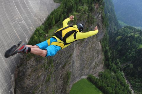 Basejumping: Ein Mann springt von einem Felsen