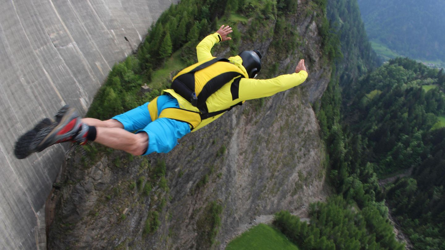 Basejumping: Ein Mann springt von einem Felsen