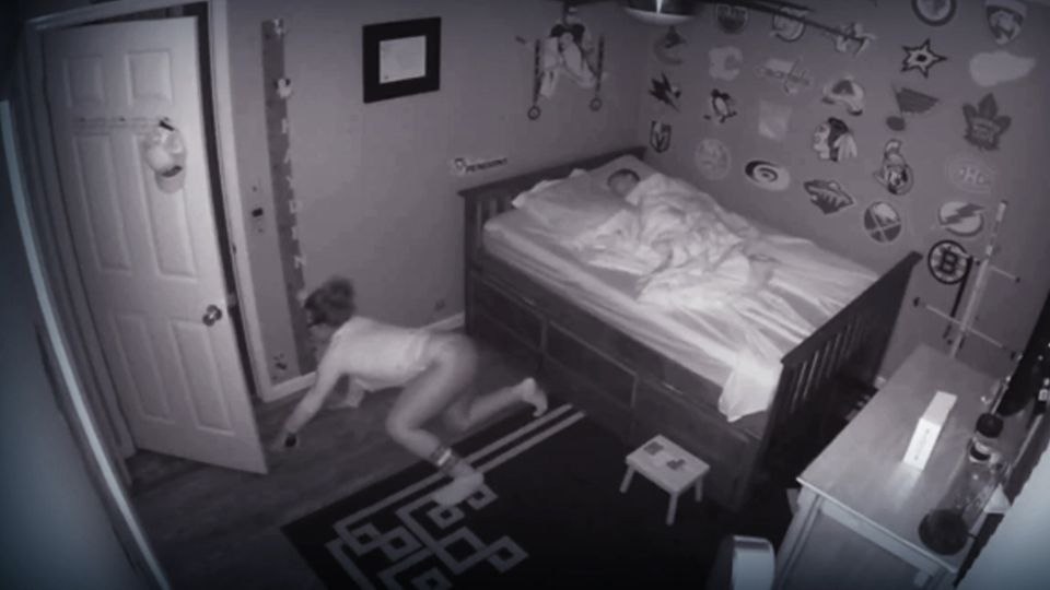 Mutter schleicht sich aus Zimmer des schlafenden Sohnes