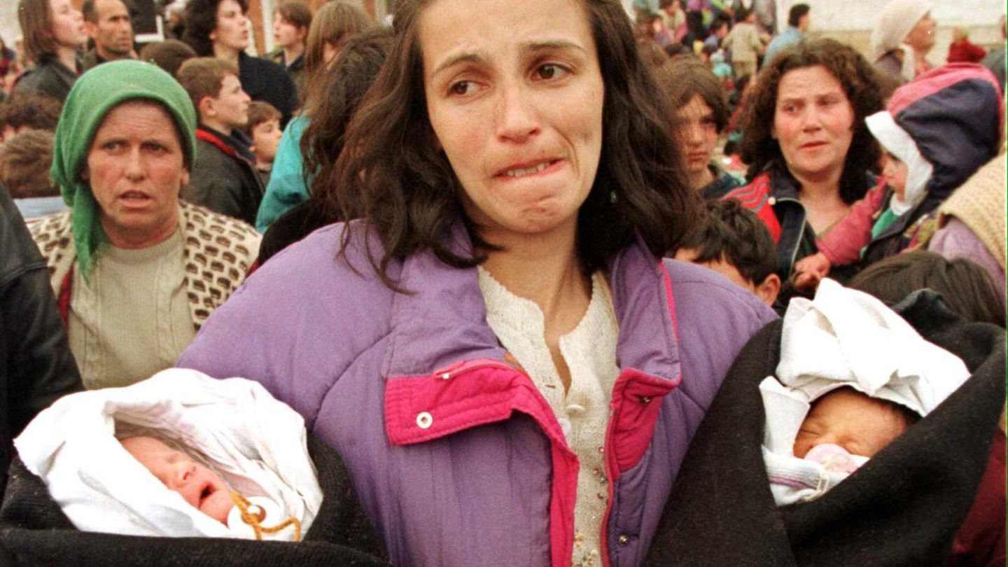 Kukes, 2. April 1999: Eine albanische Frau und ihre neugeborenen Kinder auf der Flucht