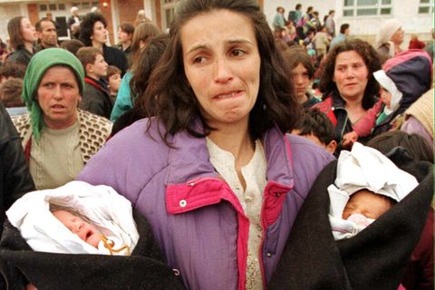 Kukes, 2. April 1999: Eine albanische Frau und ihre neugeborenen Kinder auf der Flucht