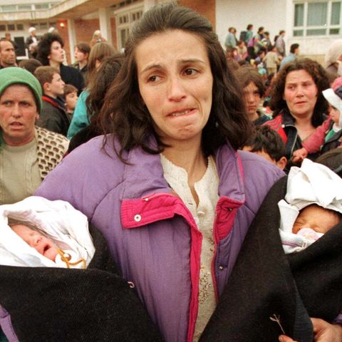 Kukes, 2. April 1999: Eine albanische Frau und ihre neugeborenen Kinder auf der Flucht