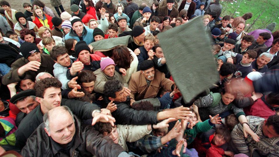 Kukes, 3. April 1999: Verzweifelt versuchen albansichstämmige Flüchtlinge Decken zu ergattern, die von einer Hilfsorganisation ausgegeben werden.