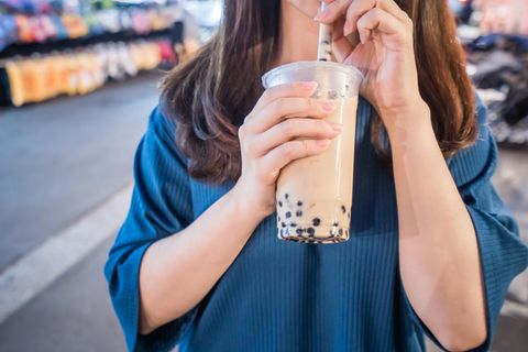 Eine Frau trinkt Bubble Tea
