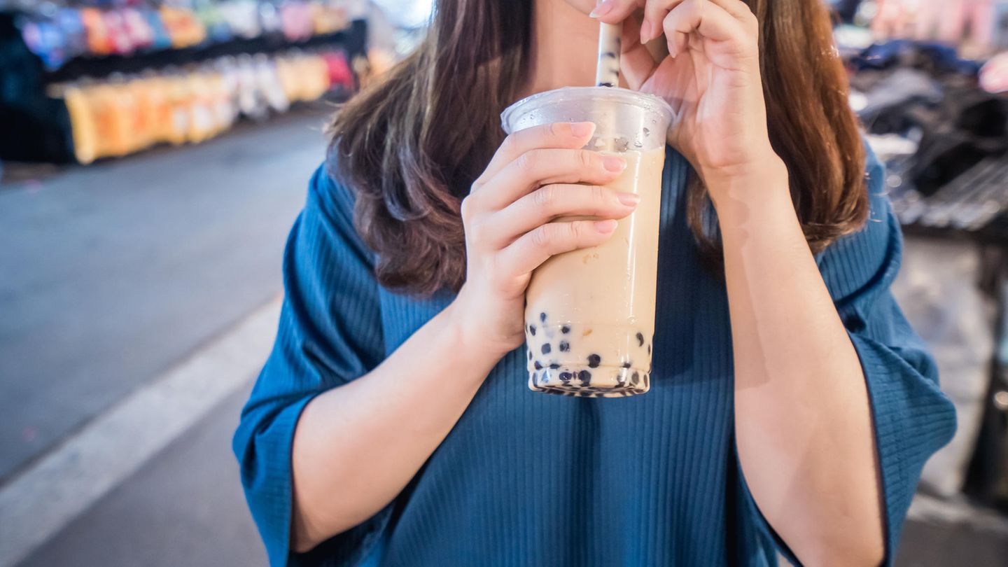 Eine Frau trinkt Bubble Tea