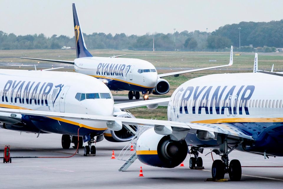 Flugreisen: Ryanair profitiert vom schnellen Wachstum in den vergangenen Jahren: 475 Flugzeuge umfasst die Flotte des Billigfliegers. Die Iren haben weitere 210 Jets bestellt. Ryanair profitiert vom schnellen Wachstum in den vergangenen Jahren: 475 Flugzeuge umfasst die Flotte des Billigfliegers. Die Iren haben weitere 210 Jets bestellt.
