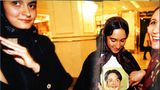 In einem Hotel in Teheran outet eine Mutter ihre Tocher 1998 als Fan des Fußballers Reza Sharoudi, Foto von Volker Krämer