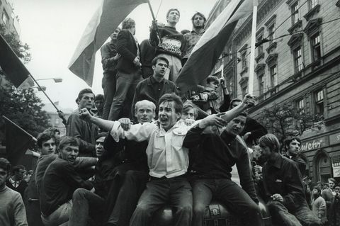 Foto von Volker Krämer: Prag 1968 – junge Tschechen haben einen Lastwagen erklommen und hoffen auf Freiheit