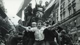 Foto von Volker Krämer: Prag 1968 – junge Tschechen haben einen Lastwagen erklommen und hoffen auf Freiheit