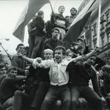 Foto von Volker Krämer: Prag 1968 – junge Tschechen haben einen Lastwagen erklommen und hoffen auf Freiheit